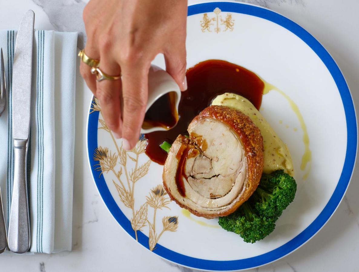米特酒店 泰晤士河畔京士顿 外观 照片 A pork tenderloin being served