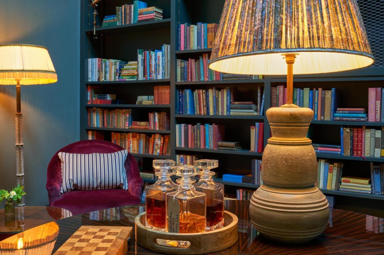 米特酒店 泰晤士河畔京士顿 外观 照片 Library at the Hotel