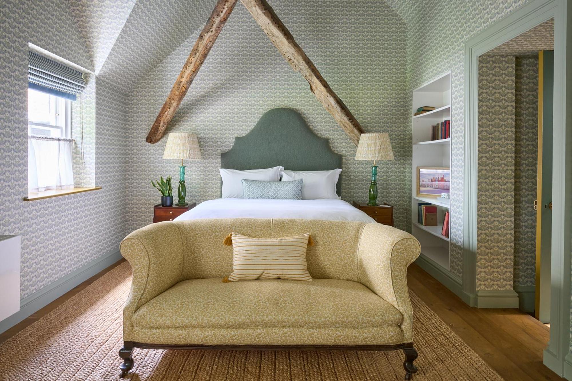 米特酒店 泰晤士河畔京士顿 外观 照片 A bedroom at The Mitre