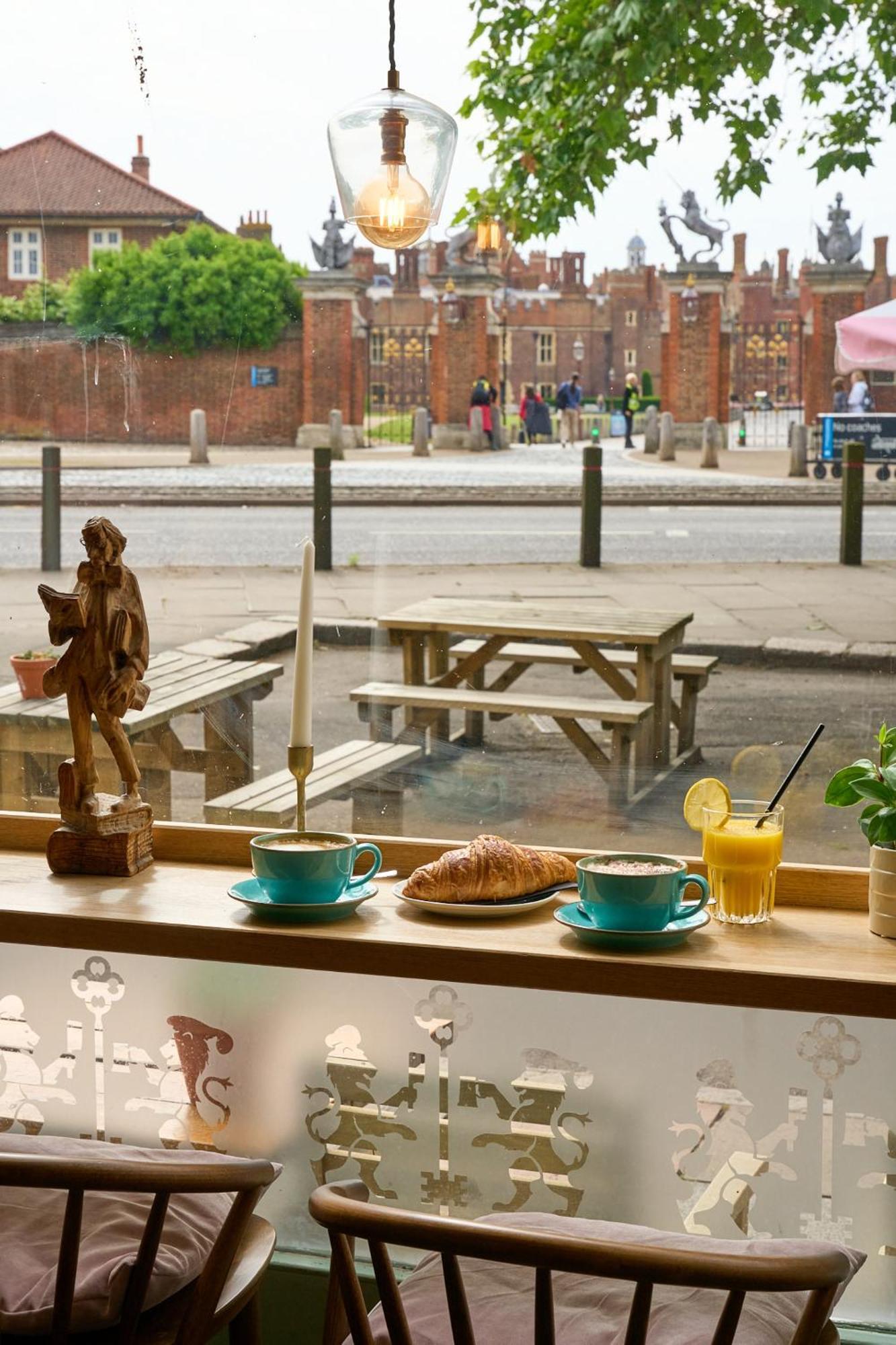 米特酒店 泰晤士河畔京士顿 外观 照片 The view from the window of the café