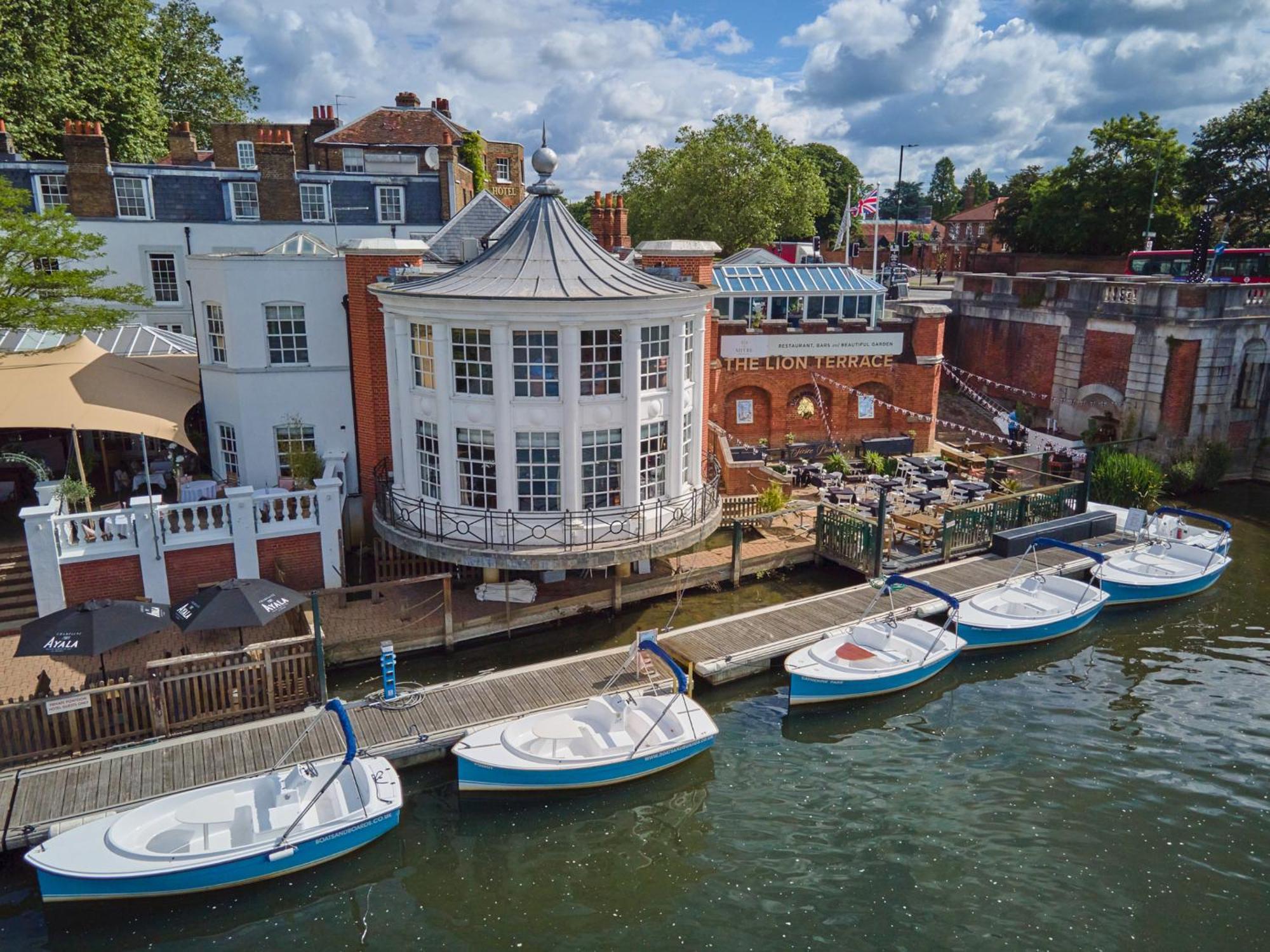 米特酒店 泰晤士河畔京士顿 外观 照片 The River Wey at the centre of Farnham