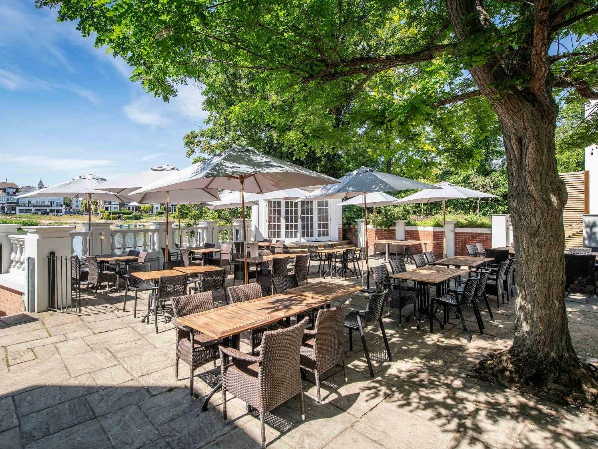 米特酒店 泰晤士河畔京士顿 外观 照片 The outdoor seating area at The Old Mill